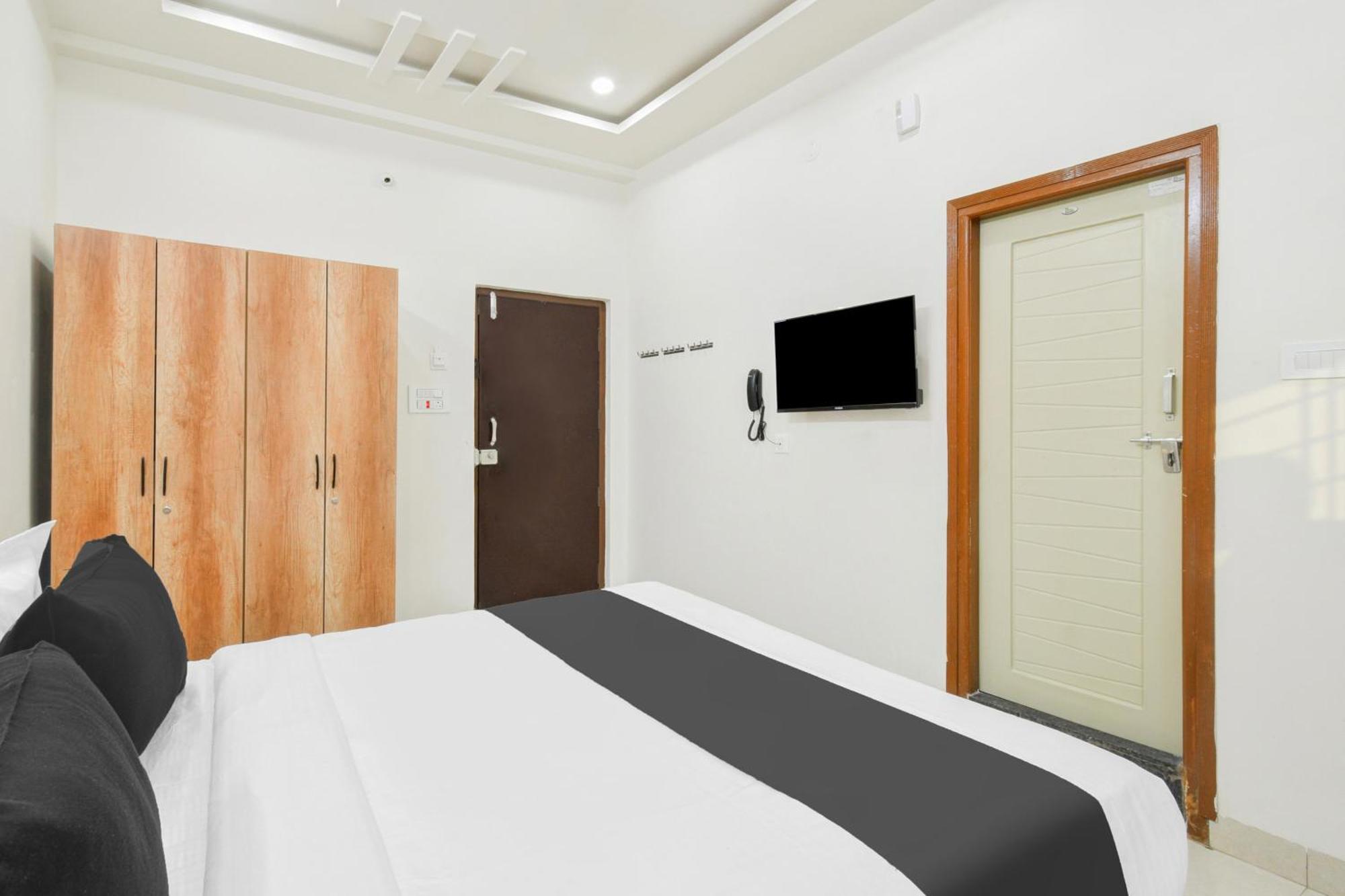 Super Townhouse Kokapet Formerly Aarian Tej Nilayam Gundipet Eksteriør bilde